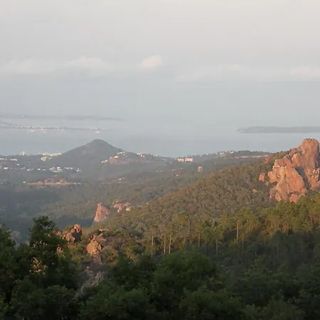 Vendégház Chambre Luxueuse Avec Immense Piscine Vue Sur La Baie De Cannes Et L Esterel Avec Possibilite De Cabine 3 Personnes Fréjus
